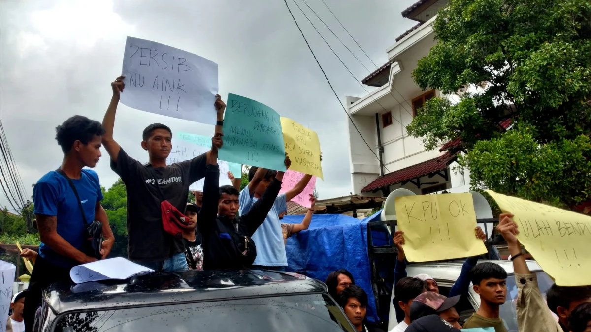 Kantor KPU Jabar Digeruduk Massa, Rekapitulasi Diwarnai Aksi Demo