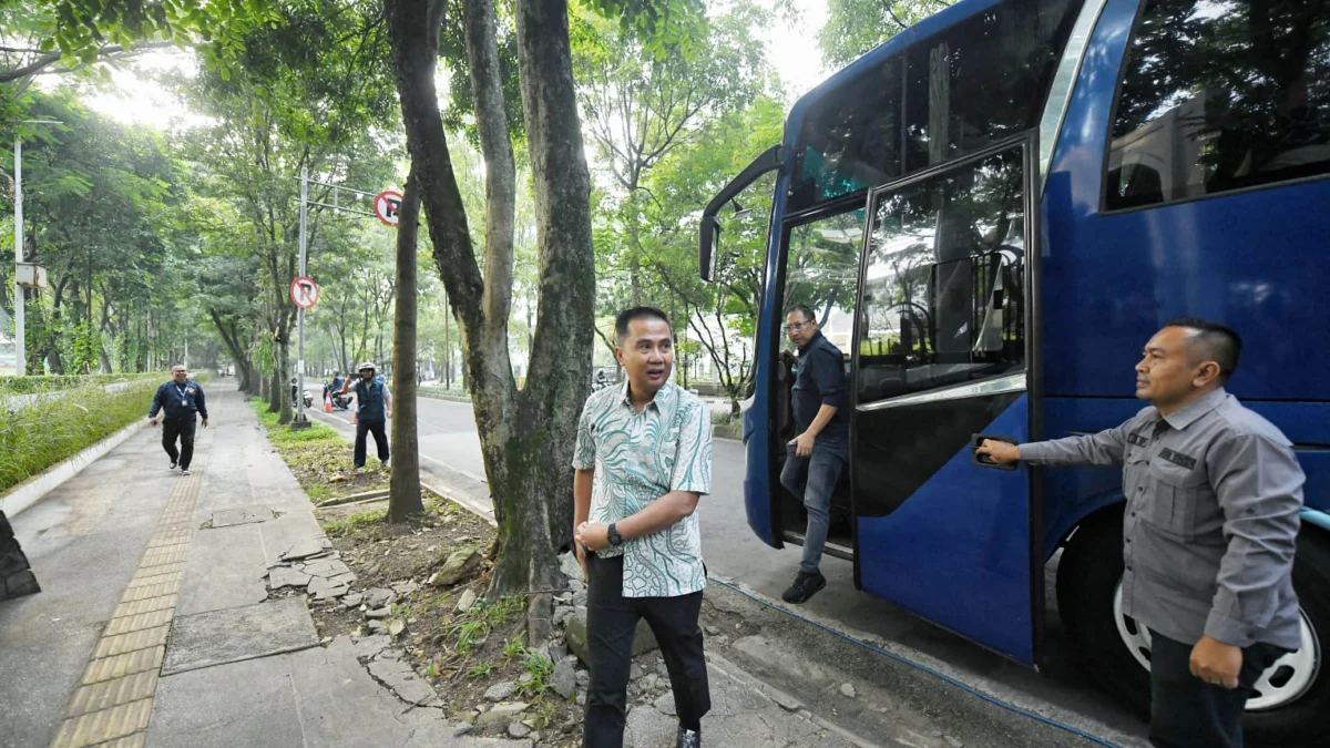Bey Machmudin Ngantor ke Gedung Sate Naik Bus Bersama Pegawai