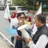 Kabid Kebijakan Publik KAMMI Jabar, Yusron Hidayat (jaket abu-abu), saat mengungkapkan aspirasi di depan Kantor Bank Indonesia (BI) Jawa Barat, Kota Bandung, Kamis (7/3).