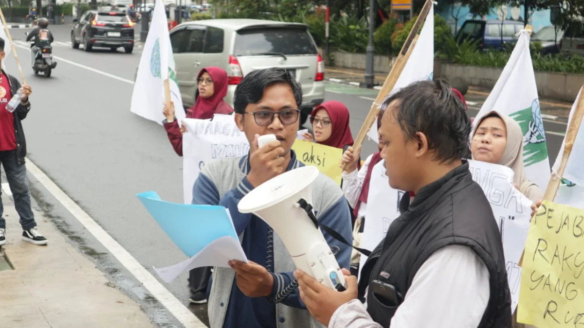 Kabid Kebijakan Publik KAMMI Jabar, Yusron Hidayat (jaket abu-abu), saat mengungkapkan aspirasi di depan Kantor Bank Indonesia (BI) Jawa Barat, Kota Bandung, Kamis (7/3).