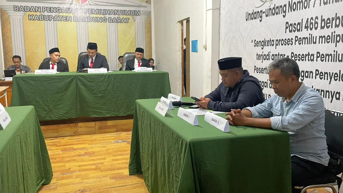 Bawaslu KBB terima laporan atas dugaan praktik pemindahan suara partai kepada salah satu Caleg DPR RI di Daerah Pemilihan (Dapil) Jabar II. Jumat (1/3). Foto Jabarekspres