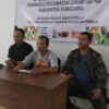 Ketua Panwascam Cimanggung, Ajang Tayudin (tengah) saat memberikan pemaparan hasil pengawasan Pemilu 2024 di wilayahnya. (Yanuar/Jabar Ekspres)