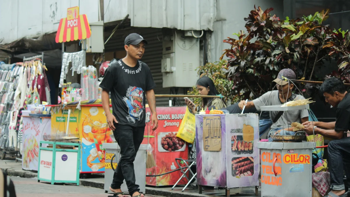 Deretan PKL menggelar lapak di kawasan Jalan Dalem Kaum, Koya Bandung. (Pandu Muslim/Jabar Ekspres)