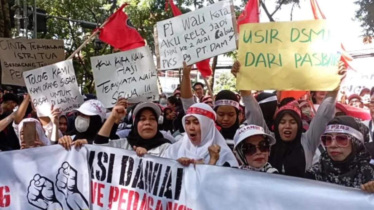 Misi Aksi Dua Hari Pedagang Pasar Baru Bandung dan Sejumlah Tuntutannya Dok. Ribuan Pedagang Pasar Baru Bandung saat gelar aksi unjuk rasa, di wilayah Pemerintah Kota Bandung, beberapa waktu lalu.