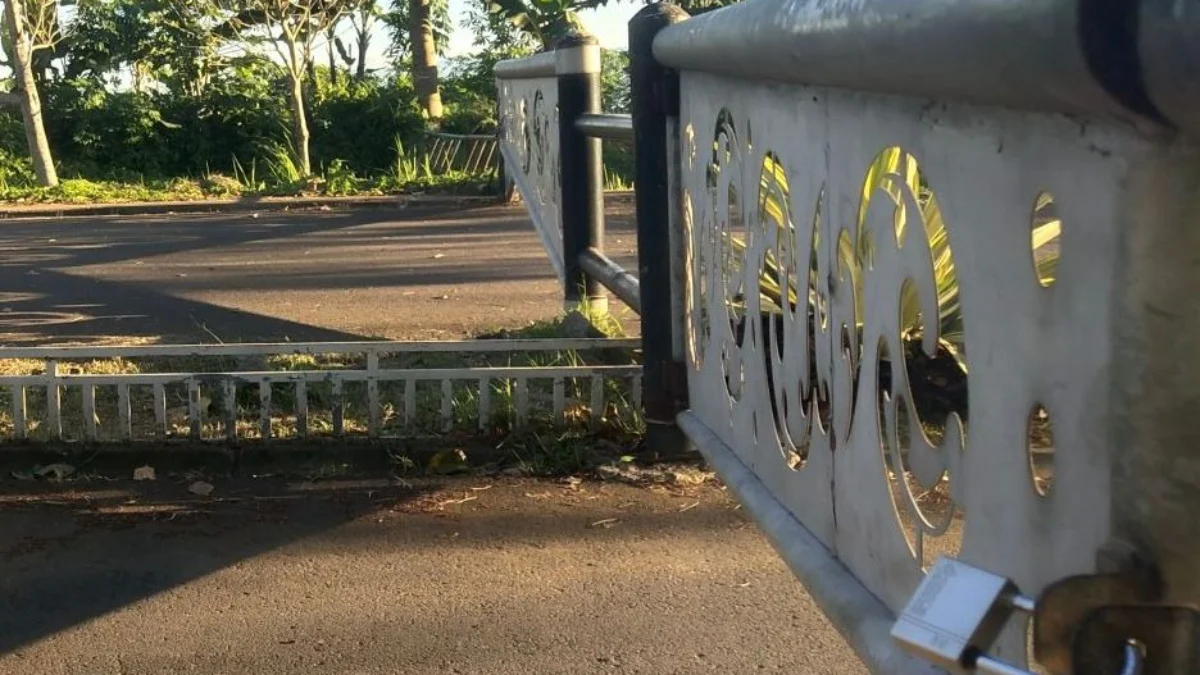 Protes Gerbang Pemda KBB Ditutup, Warga Sebut Ruang Publik Dirampas Protes Gerbang Pemda KBB Ditutup, Warga Sebut Ruang Publik Dirampas