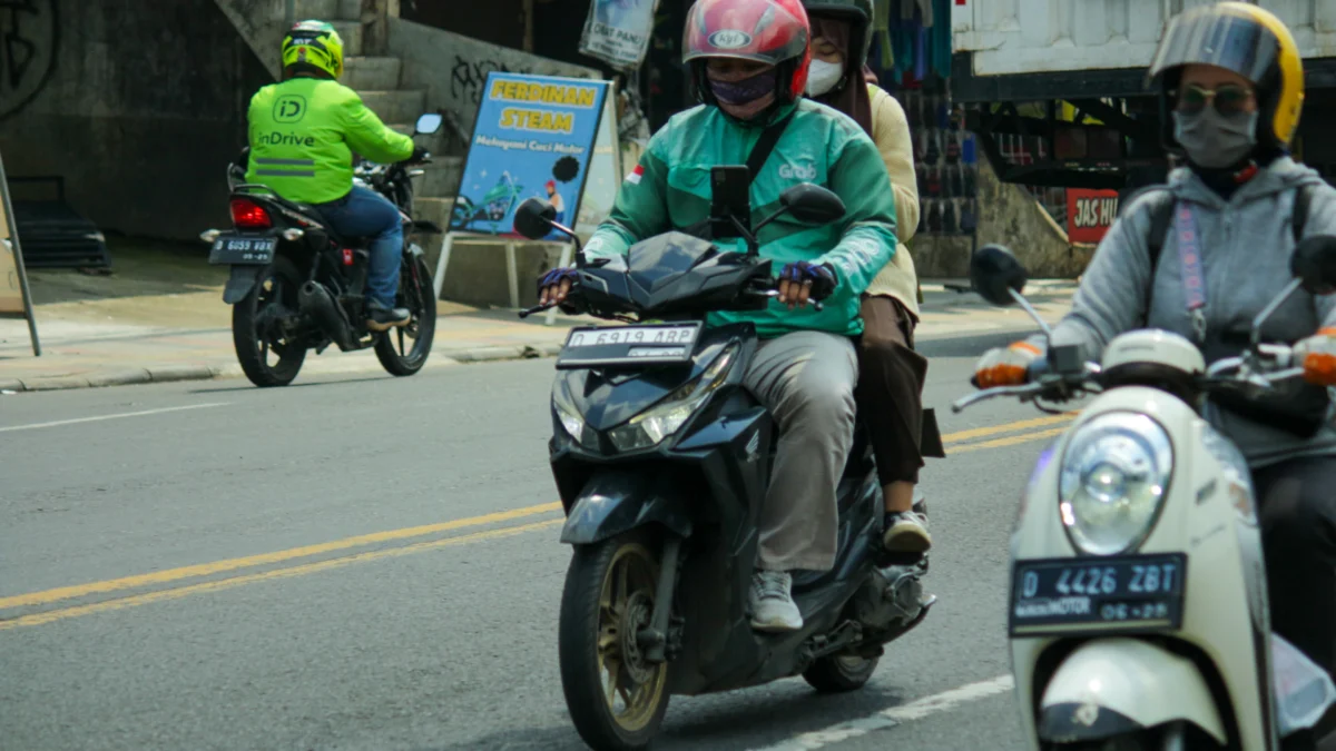 Ilustrasi pengendara Ojek Online (Ojol) di kawasan Cibiru, Kota Bandung, Rabu(20/3). (Pandu Muslim/Jabar Ekspres)