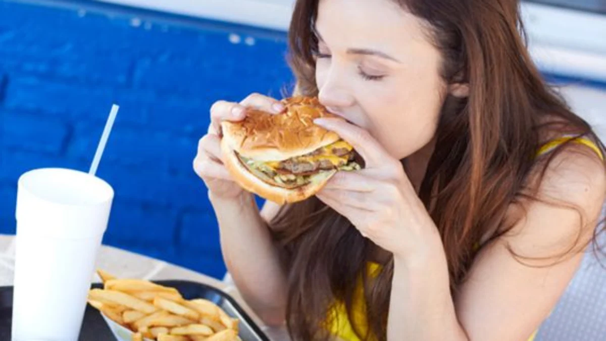 Pahami Bahayanya Sering Makan Fast Food, Bisa Alami Resiko Ini! Pahami Bahayanya Sering Makan Fast Food, Bisa Alami Resiko Ini!