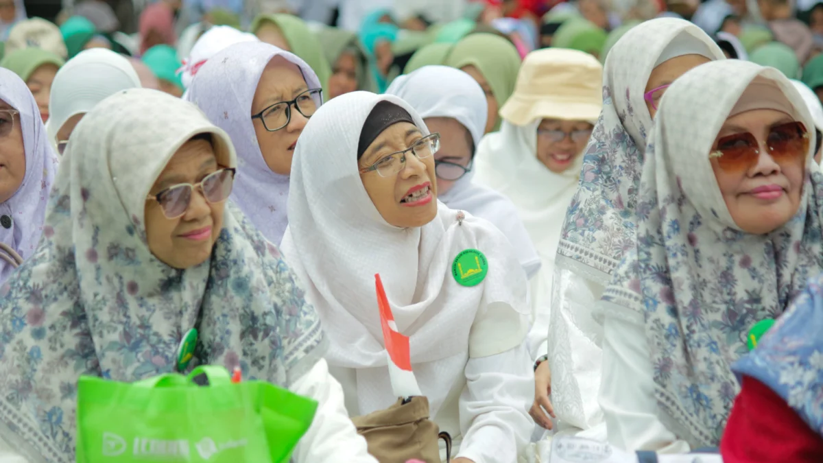 Ribuan jamaah hadiri Istigosah Kubro yang digelar MUI dan Pemprov Jabar di Jalan Diponogoro, Kota Bandung, Sabtu(9/3). (Pandu Muslim/Jabar Ekspres)