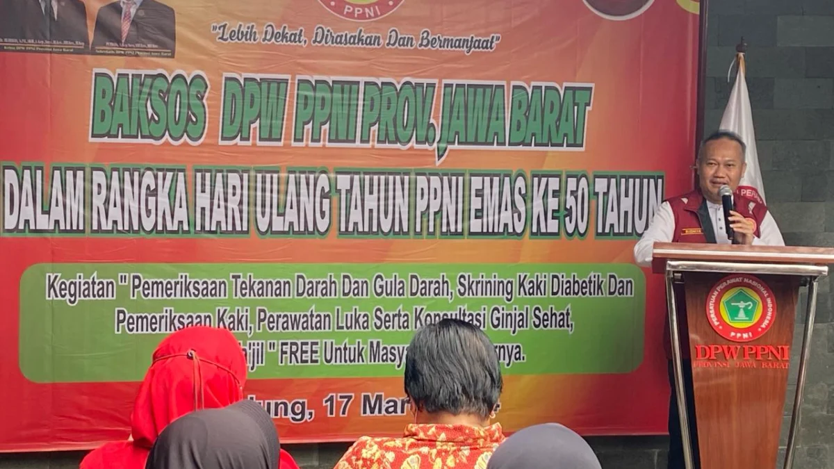 Ketua DPW PPNI Jawa Barat, Dr Budiman saat membuka acara Baksos DPW PPNI Provinsi Jabar, peringati HUT PPNI ke-50 di Kota Bandung, Minggu (17/3).