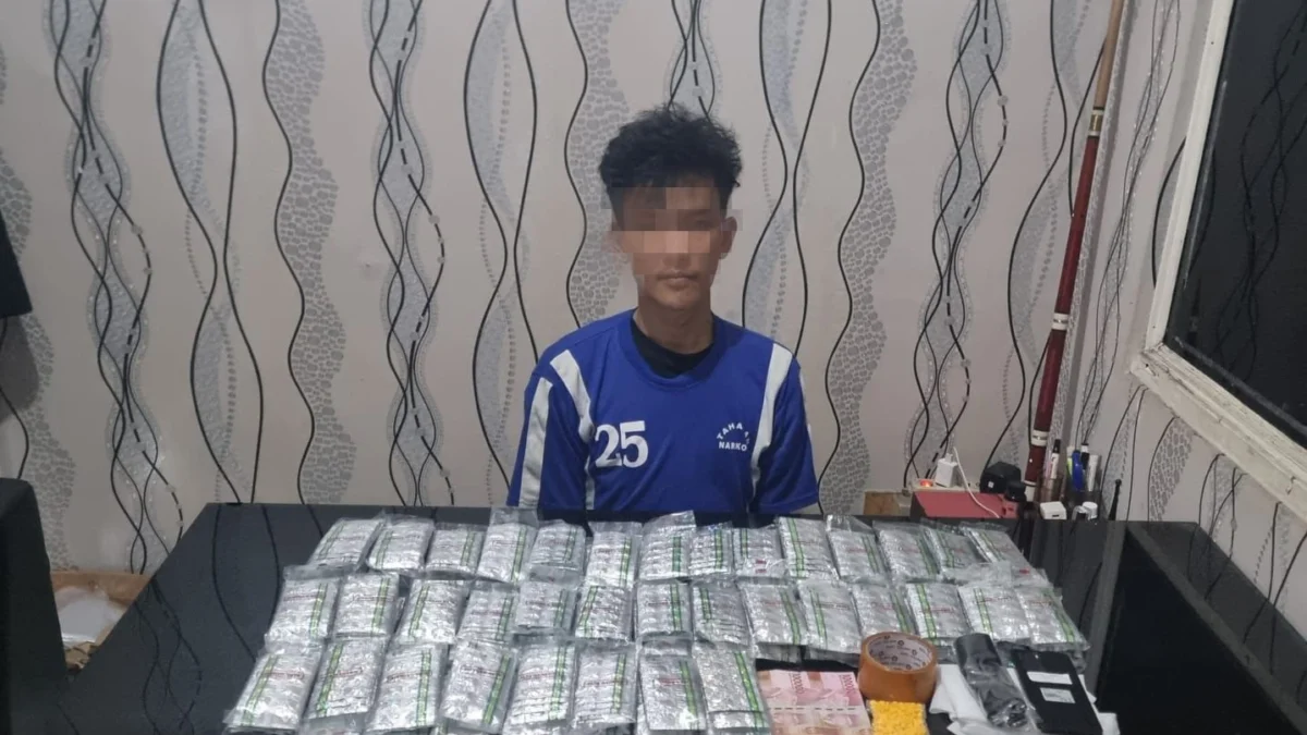 2 Pengedar Obat Keras di Sukabumi Diringkus! Polisi Buru Penyuplai YJ (25 tanun) dan S (25 tahun) pengedar obat keras terbatas dan narkotika, yang kini diamankan pihak kepolisian. Dok Humas Polres Sukabumi Kota.