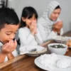 ILUSTRASI mengajarkan anak untuk puasa Ramadan. (freepik)