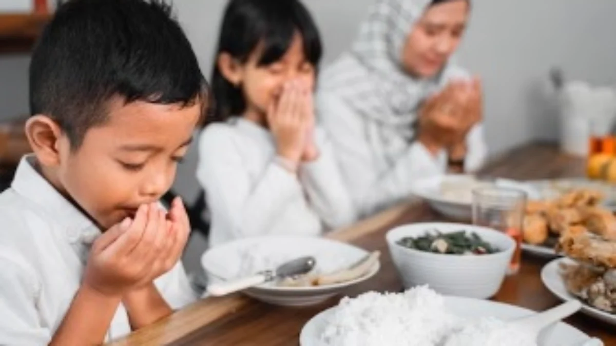 ILUSTRASI mengajarkan anak untuk puasa Ramadan. (freepik)