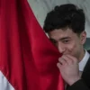 Cyrus Margono cium bendera merah putih usai ucap sumpah janji (Antara)
