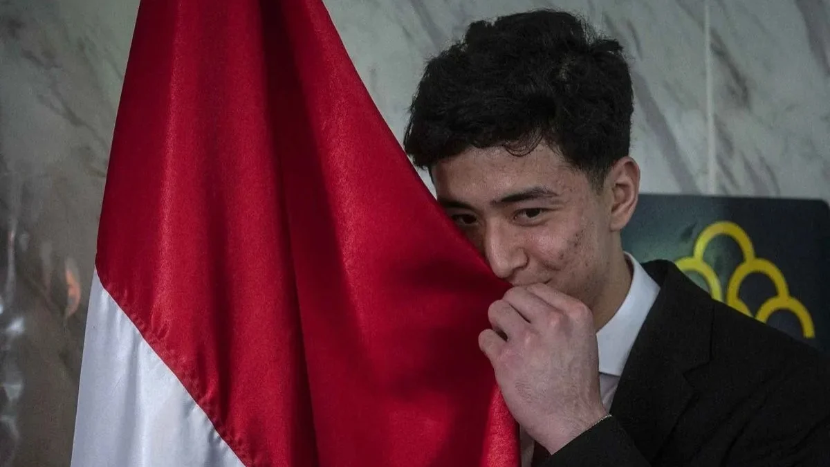Cyrus Margono cium bendera merah putih usai ucap sumpah janji (Antara)