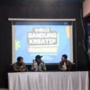 Sektor Industri Kreatif Bandung Masih Perlu Dikerek Lagi Kang Acel (Kanan) saat Diskusi Bandung Kreatif bersama perwakilan seniman Bandung.