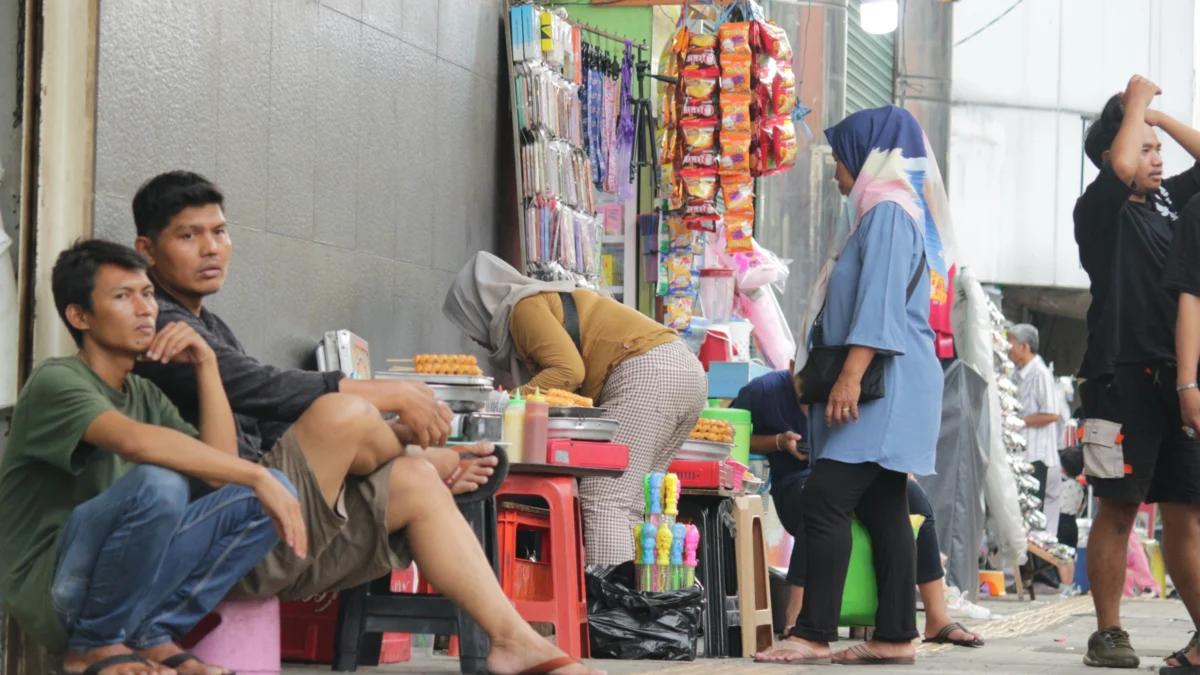 Selama Ramadan Nanti, Satpol PP Pantau Sejumlah Titik di Wilayah Cimahi Doc. Ilustrasi PKL yang Berdagang di Trotoar (Foto: Pandu Muslim)