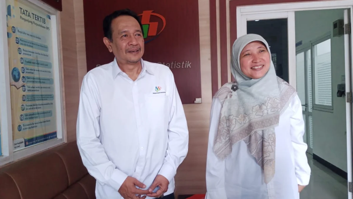 Doc. Fungsi Statistisi Muda BPS Kota Cimahi, Dibya Wiryawan (Kanan) saat Dijumpai Jabar Ekspres di Kantor BPS Cimahi (mong)