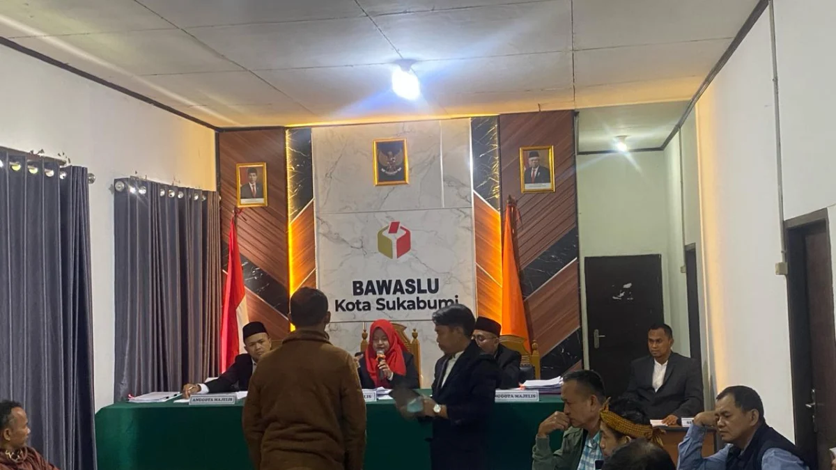 Dua PPK di Kota Sukabumi Terbukti Lakukan Pelanggaran Administrasi, Bawaslu Keluarkan Putusan Begini Suasana sidang dugaan pelanggaran pemilu di kantor Bawaslu Kota Sukabumi. Riki/Jabar Ekspres