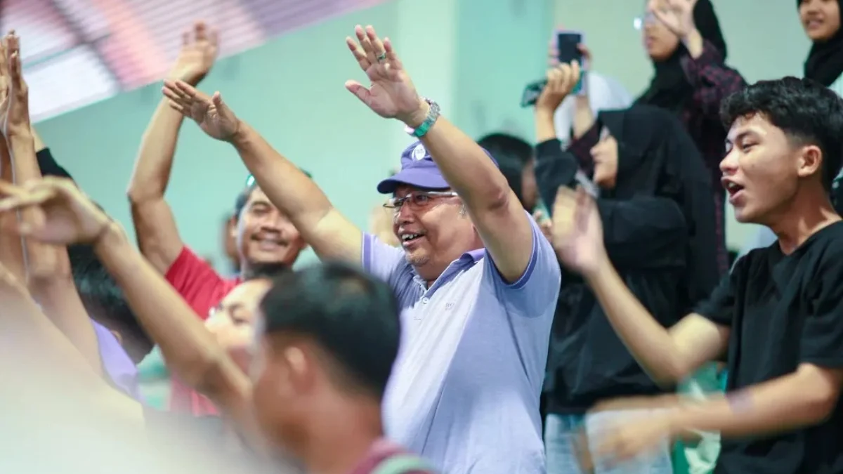 Calon Wali Kota Banjar Bambang Hidayah nampak akrab dengan generasi Z dan milenial dalam salah satu ajang olah raga di Sport Center Kota Banjar belum lama ini. (istimewa)