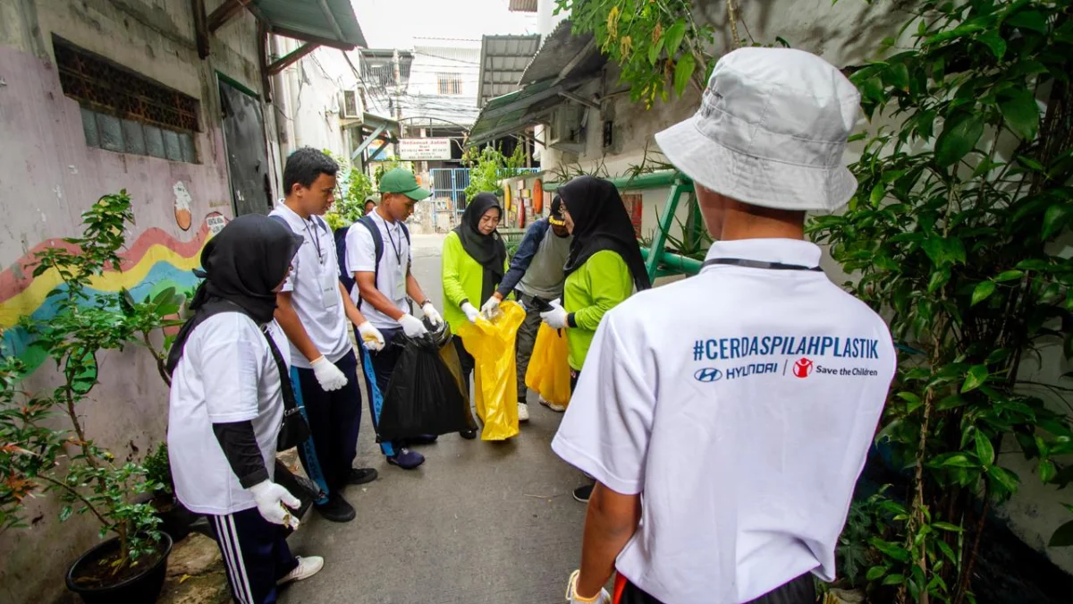 Kelompok anak dan orang muda-Child Campaigner Save the Children Indonesia di Jakarta menginisiasi aksi bersih dan pilah sampah di Kelurahan Sunter Jaya dan Kelurahan Sunter Agung