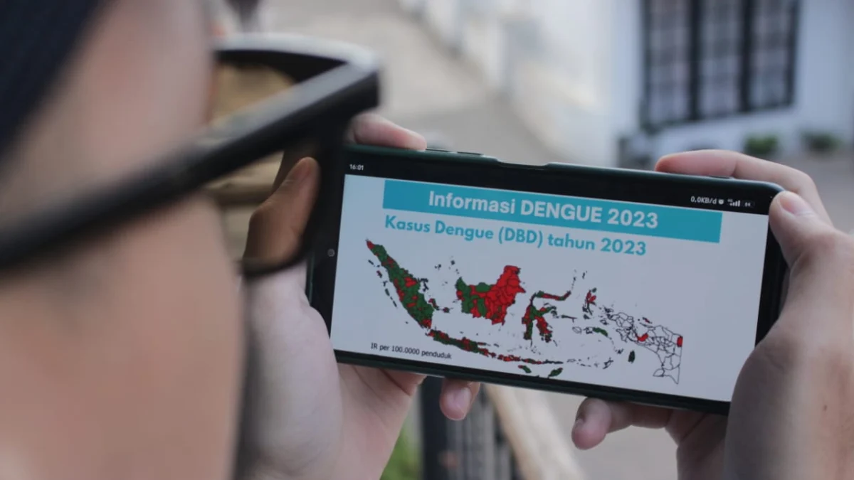 Seorang warga tengah melihat sebaran kasus DBD. (Pandu Muslim/Jabarekspres)