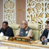Abdul Hadi Wijaya (tengah) saat menerima perwakilan buruh di DPRD Jabar beberapa waktu lalu.