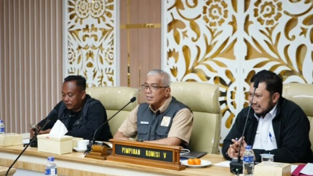 Kalah Suara, Gus Ahad Estafetkan Kursi DPRD Jabar ke Budiwanto Abdul Hadi Wijaya (tengah) saat menerima perwakilan buruh di DPRD Jabar beberapa waktu lalu.