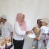 Sekertaris DPRD Kabupaten Bogor Yunita Mustika Putri saat memberikan makanan buka puasa kepada warga. Foto : Sandika Fadilah/Jabarekspres.com
