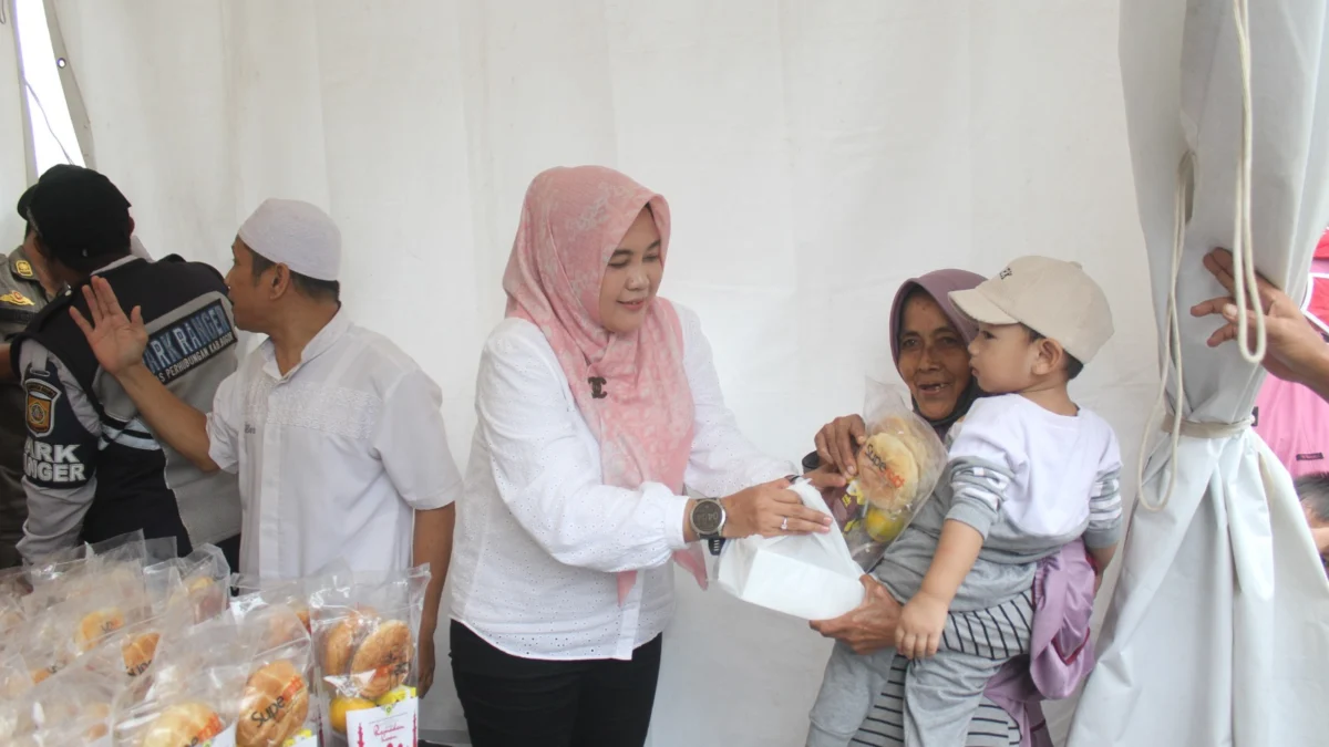 Sekertaris DPRD Kabupaten Bogor Yunita Mustika Putri saat memberikan makanan buka puasa kepada warga. Foto : Sandika Fadilah/Jabarekspres.com