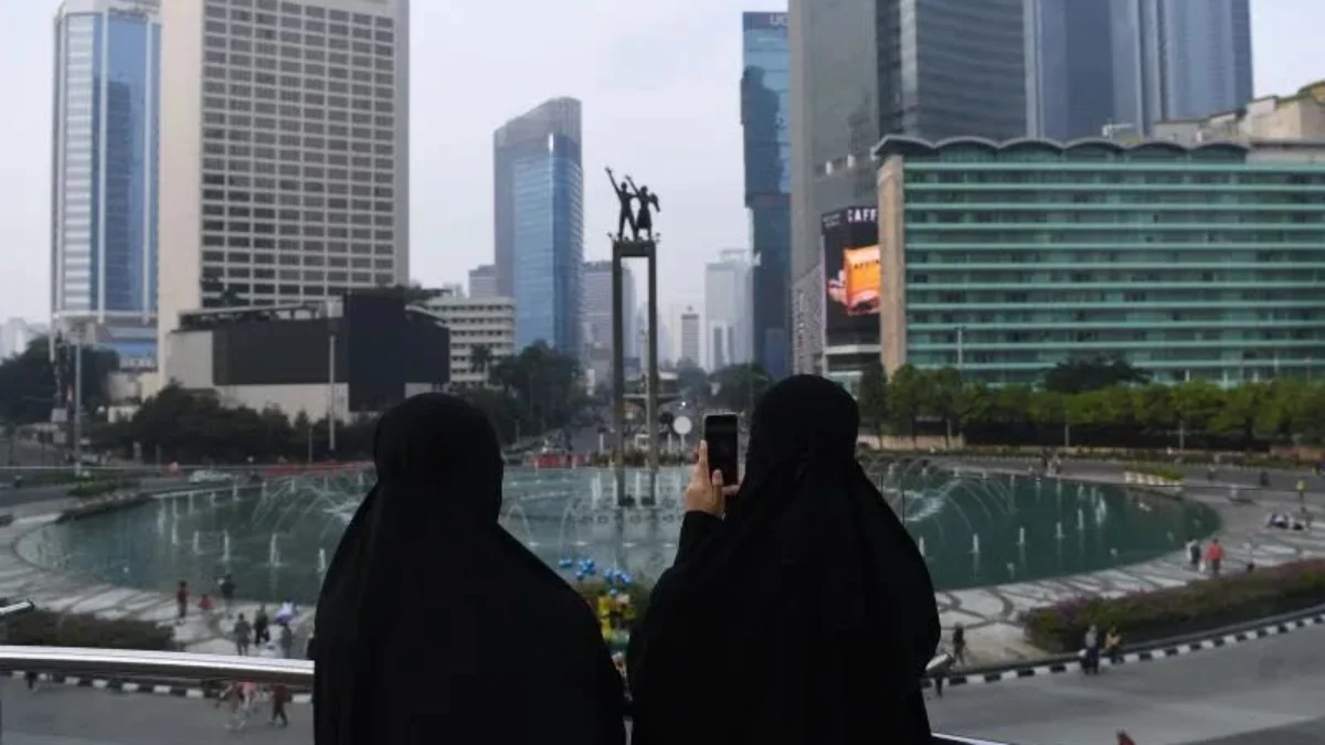 Warga ketika memotret bundaran HI di DKI Jakarta (Antara)