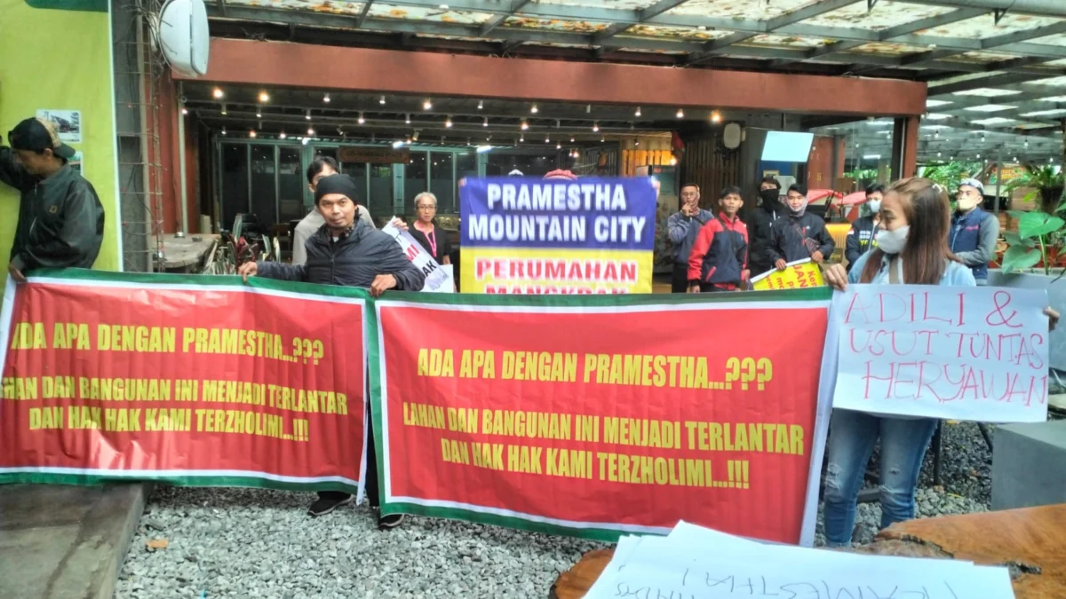 Sejumlah konsumen yang bergabung dalam Paguyuban Konsumen Perumahan Pramestha Mountain City di kawasan Dago Giri, Lembang, Kabupaten Bandung Barat, menggelar aksi unjuk rasa menuntut pertanggung jawaban pengembang, Kamis 28 Maret 2024.