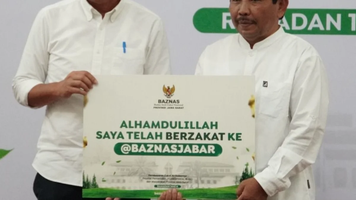 Pj Gubernur Jabar Bey Triadi Machmudin saat menunaikan zakat melalui Badan Amil Zakat Nasional (Baznas) Jabar di Gedung Sate, Selasa 26 Maret 2024.
