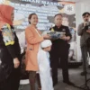 Ketua GMBI Distrik Kota Bandung Moch Mashur saat menyerahkan bingkisan kepada salah seorang peserta khitanan massal di Kantor Sekretariat GMBI Distrik Kota Bandung, Jalan Peta, Bojongloa Kidul, Kota Bandung, Jumat 8 Maret 2024.
