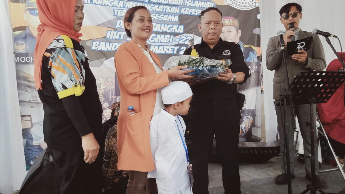 Ketua GMBI Distrik Kota Bandung Moch Mashur saat menyerahkan bingkisan kepada salah seorang peserta khitanan massal di Kantor Sekretariat GMBI Distrik Kota Bandung, Jalan Peta, Bojongloa Kidul, Kota Bandung, Jumat 8 Maret 2024.