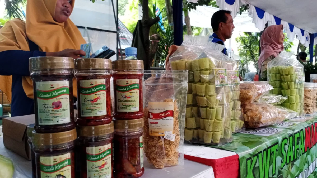 Doc. Kelompok Wanita Tani (KWT) yang Berpartisipasi dalam Festival Munggahan Kota Cimahi di Lapang Kecamatan Cimahi Selatan (mong)