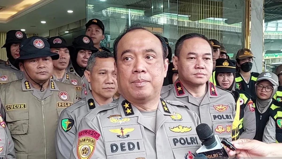 Polri Kirim 110 Personel Bantu Masyarakat Terdampak Banjir Demak Irjen Pol. Dedi Prasetyo memberikan keterangan kepada wartawan usai melepas keberangkatan Tim Kemanusian Polri ke Kabupaten Demak, Jawa Tengah, Jumat (22/3/2024). (ANTARA)