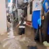 Seorang anak tengah melintas di jalan yang terendam banjir di RW 04, Kelurahan Rawa Terate, Kecamatan Cakung, Jakarta Timur, Jumat (22/3/2024). ANTARA