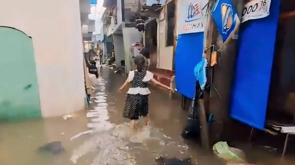 Seorang anak tengah melintas di jalan yang terendam banjir di RW 04, Kelurahan Rawa Terate, Kecamatan Cakung, Jakarta Timur, Jumat (22/3/2024). ANTARA