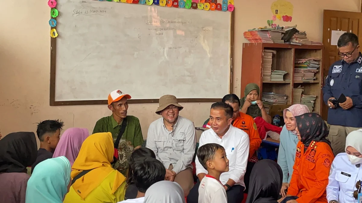 Pj Gubernur Jabar Minta Pemda Bandung Barat Segera Keluarkan Tanggap Darurat Pj Gubernur Jabar Bey Machmudin di lokasi bencana banjir Bandung Barat/Istimewa/