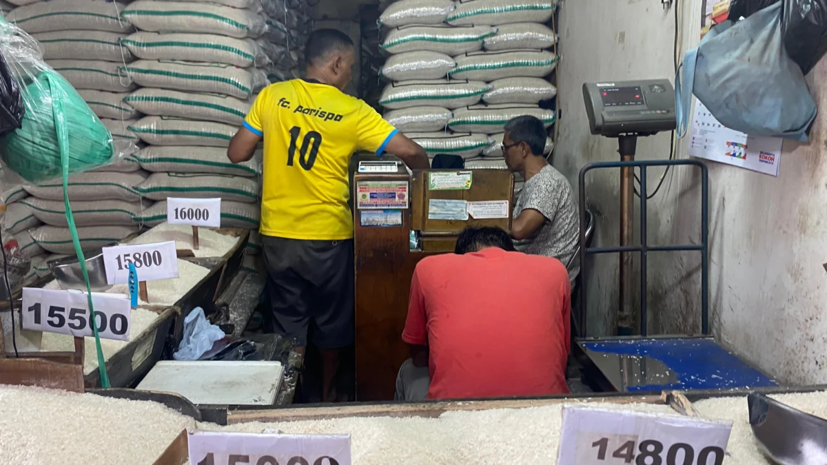 Landai, Penurunan Harga Pangan Dirasakan Pedagang Pasar Baru Suasana para pedagang beras saat beraktivitas di kiosnya, di Pasar Baru, Kota Bandung, pada Selasa (26/3).