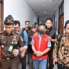 Kepala BKPSDM Kabupaten Majalengka Irfan Nur Alam (INA) saat diringkus tim dari Kejaksaan Tinggi Negeri Jawa Barat, Selasa 26 Maret 2024. (Istimewa)