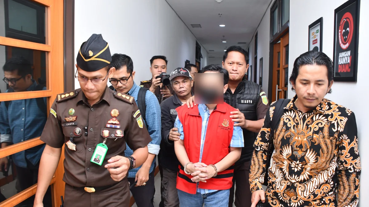 Terjerat Korupsi, Kepala BKPSDM Majalengka Irfan Nur Alam Diringkus Kejati Jabar Kepala BKPSDM Kabupaten Majalengka Irfan Nur Alam (INA) saat diringkus tim dari Kejaksaan Tinggi Negeri Jawa Barat, Selasa 26 Maret 2024. (Istimewa)