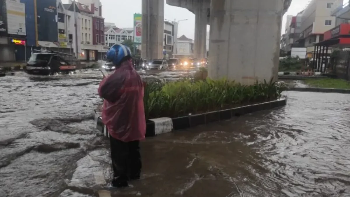 Banjir di Semper Barat Jakut, Ratusan Warga Mengungsi Dok. Warga melintas di jalan yang terendam banjir (Antara)