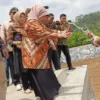Pj Wali Kota Banjar Hj Ida Wahida Hidayati saat meresmikan TPA Cibeureum milik Pemkot Banjar di Desa Cibeureum Kecamatan Banjar Kota Banjar Jawa Barat Kamis 28 Desember 2023. (Cecep Herdi/Jabar Ekspres)
