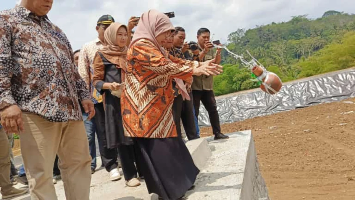 Pj Wali Kota Banjar Hj Ida Wahida Hidayati saat meresmikan TPA Cibeureum milik Pemkot Banjar di Desa Cibeureum Kecamatan Banjar Kota Banjar Jawa Barat Kamis 28 Desember 2023. (Cecep Herdi/Jabar Ekspres)