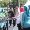 Iriana Jokowi saat memberikan bibit cabai kepada PKK. Foto : Sandika Fadilah/Jabarekapres.com