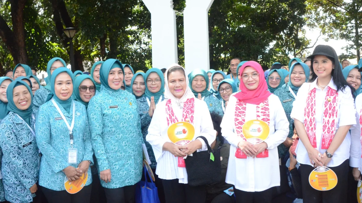 Pj Ketua TP PKK Kabupaten Bogor Siti Chomzah saat mendampingi Irana Jokowi. Foto : Sandika Fadilah/Jabarekspres.com