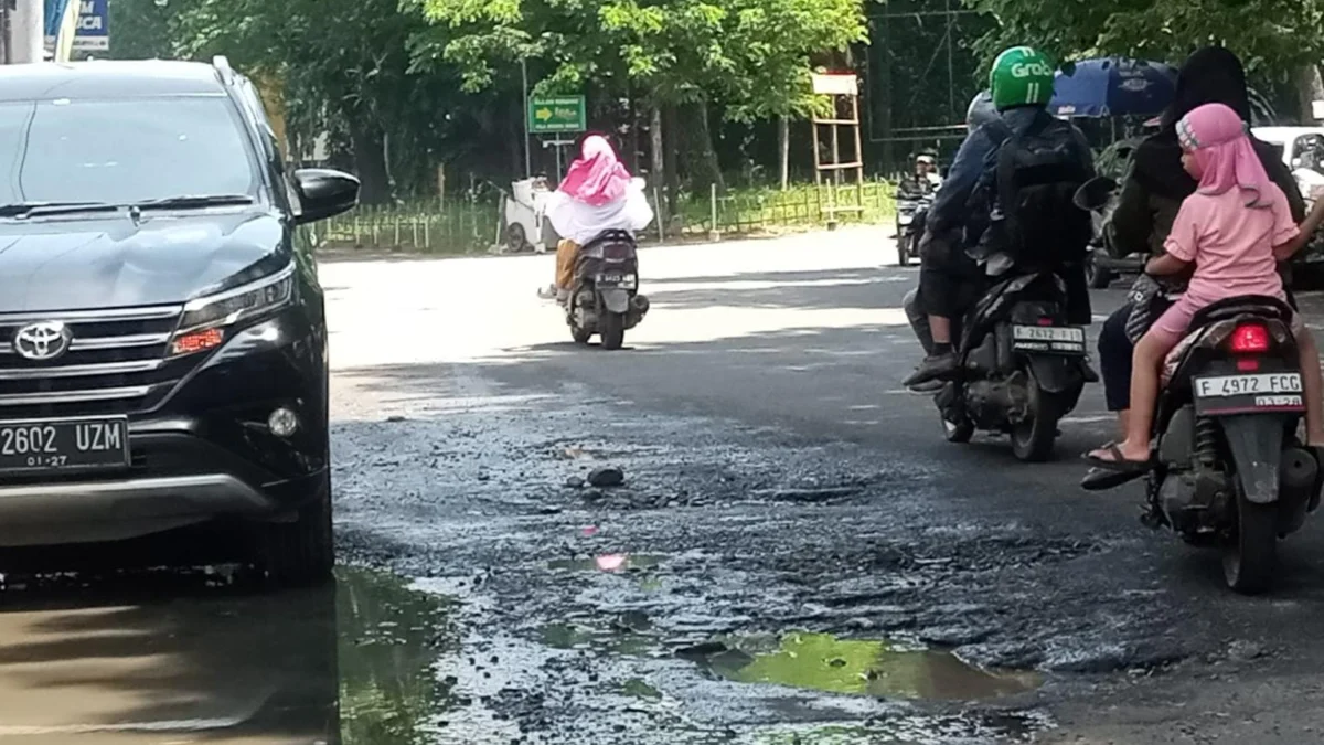 Ilustrasi: Para pengedara saat melintasi jalan rusak di wilayah Villa Bogor Indah, Ciparigi, Kecamatan Bogor Utara, Jumat (1/3). (Yudha Prananda / Jabar Ekspres)