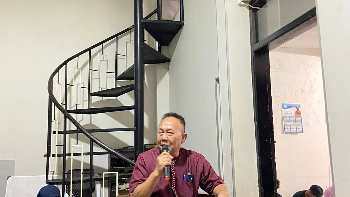 Ketua Umum BHC, Ir Endang Kuswara memberikan arahan kepada kader milenial untuk meningkatkan popularitas Bambang Hidayah yang akan maji menjadi calon Wali Kota Banjar di BHC Center Kota Banjar Jalan Perintis Kemerdekaan, Jumat 1 Maret 2024 malam. (Cecep Herdi/Jabar Ekspres)