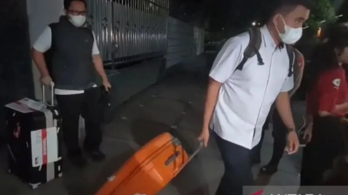 7 Jam Penyidik KPK Geledah Rumah Hanan Supangkat, Ini Hasilnya KPK tinggalkan kediaman Hanan Sepangkat bawa 4 koper bersegel (Antara)